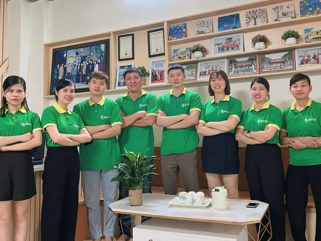 Đội ngũ nhân viên Công ty An Thịnh Phát mặc đồng phục xanh